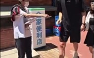 华体会动态-向杨瀚森索要签名合影未果 球迷：我们也没吃饭的 你给签个不行吗