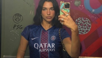 名人球迷！巴黎官方晒歌手DUA LIPA穿巴黎球衣照