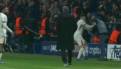 切尔西2-5惨败巴黎！内托怒推球童引冲突，致敬阿扎尔？